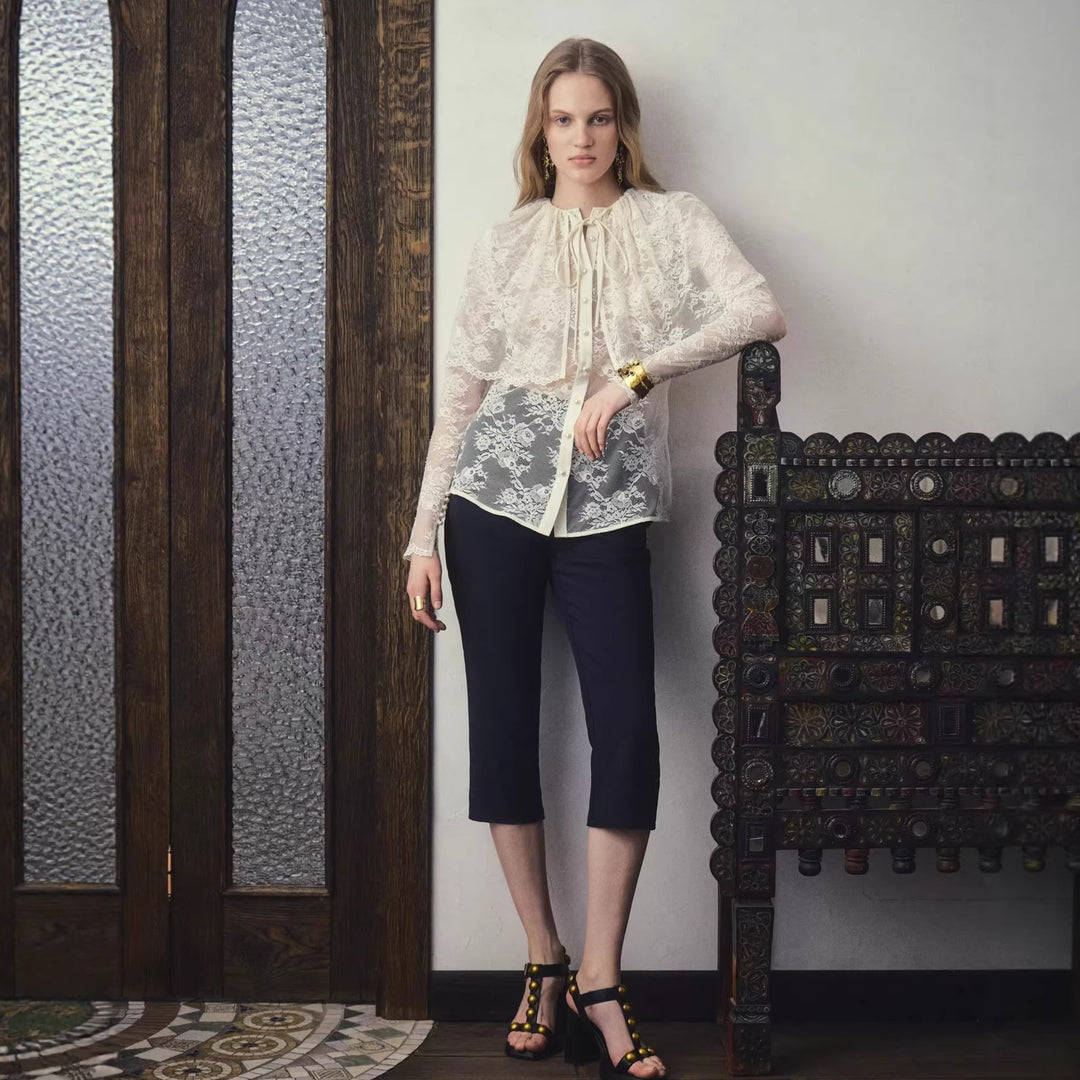 Damen spitzenblus med elegant slinga dekoration och transparenta insatser Mirla-Eva Jonsson