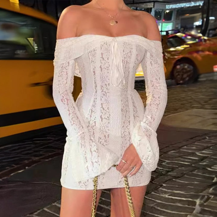 Damen spitzenöverdel med off-shoulder design och långa ärmar Mirla-Eva Jonsson