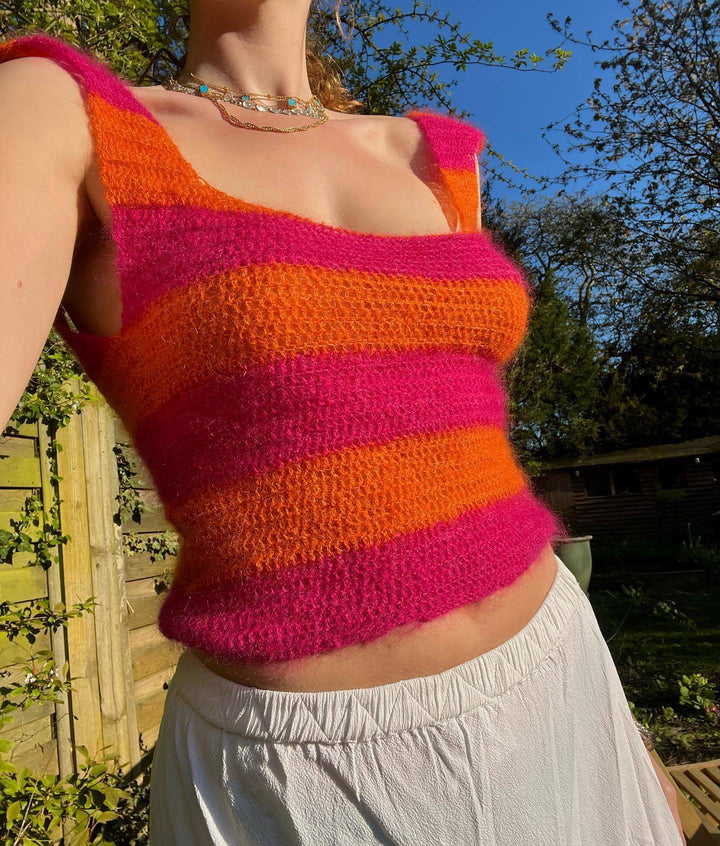 Damen stickad crop-top med färgglad randig mönster och vid rundhalsringning Mirla-Eva Jonsson