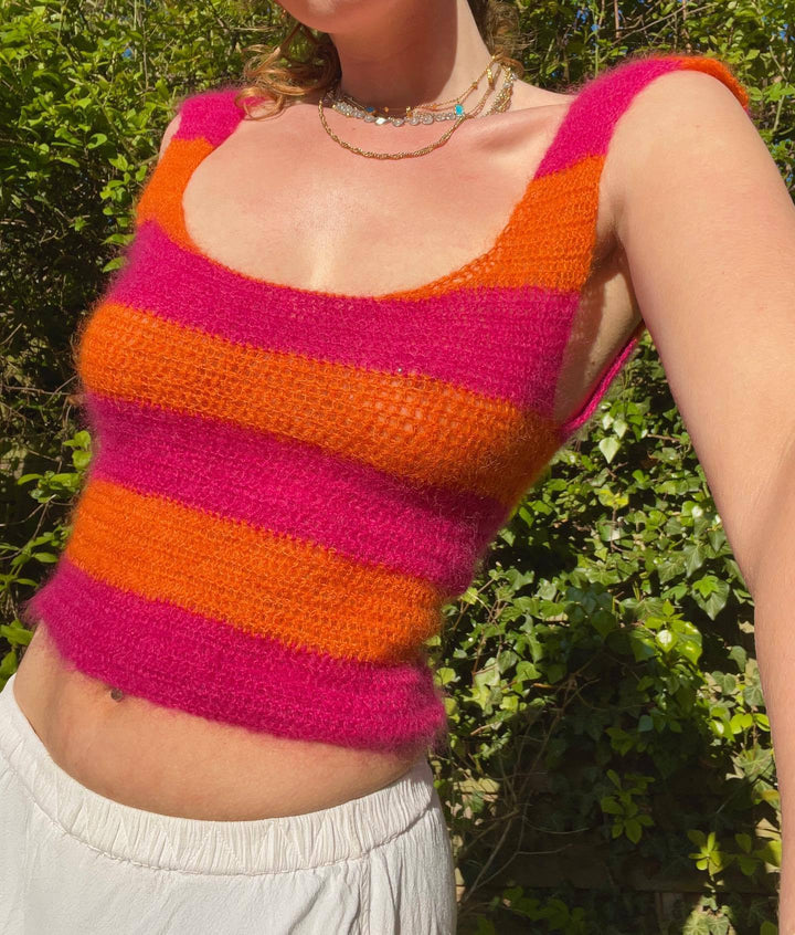 Damen stickad crop-top med färgglad randig mönster och vid rundhalsringning Mirla-Eva Jonsson