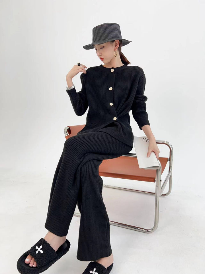 Damen stickad set med knapplist och vid ben Eva Jonsson-Eva Jonsson