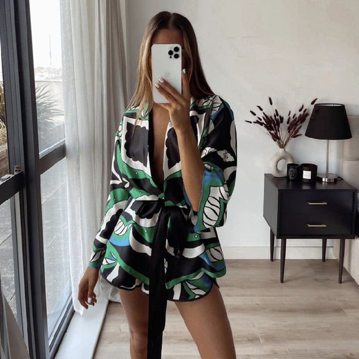 Damen stiliga shorts med kreativt bladmönster Mirla-Eva Jonsson