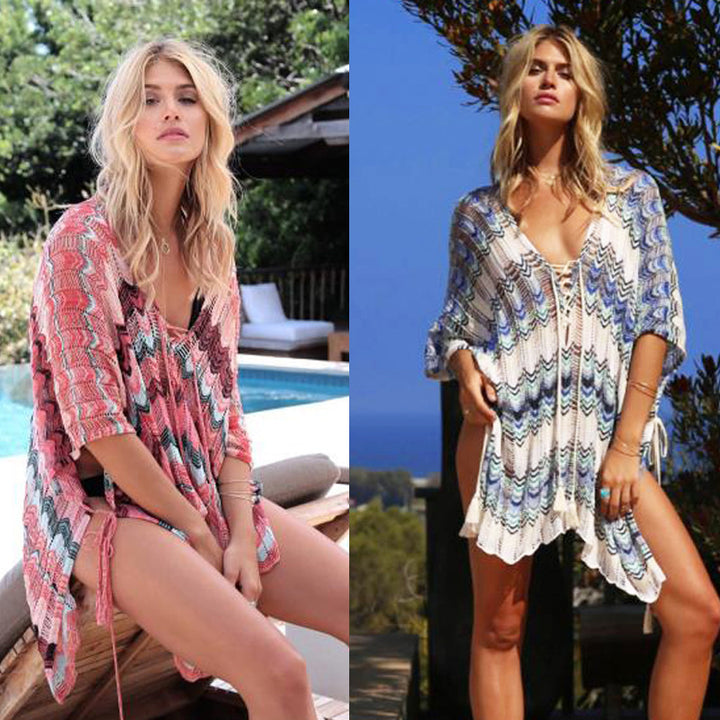 Damen strandkappa med modernt V-hals och lekfullt mönsterdesign Mirla-Eva Jonsson