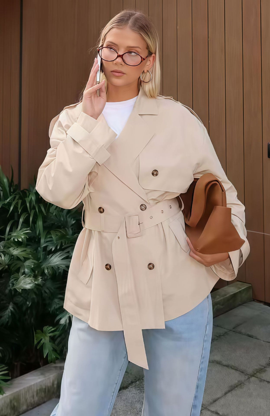 Damen trenchcoat med moderiktig skärning och figursydd silhuett Eva Jonsson-Eva Jonsson