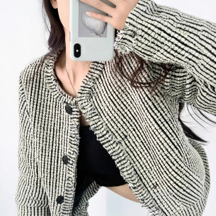 Damen trendige Bouclé-Jacke mit dekorativen Knöpfen und lässigem Schnitt Mirla-Eva Jonsson