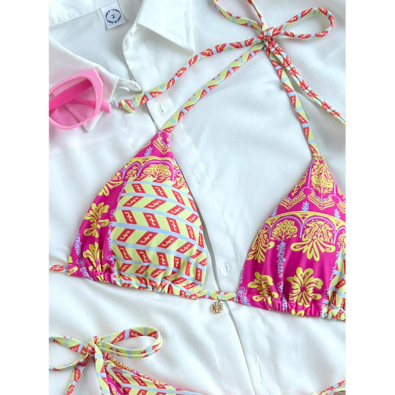 Damen triangel-bikini med färgglad geometrisk design och justerbar skärning Mirla-Eva Jonsson