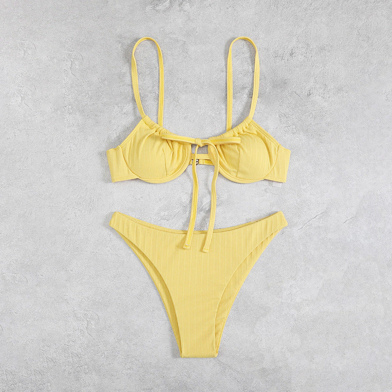 Damen triangel-bikini med justerbara band och charmig knut-detalj Mirla-Eva Jonsson