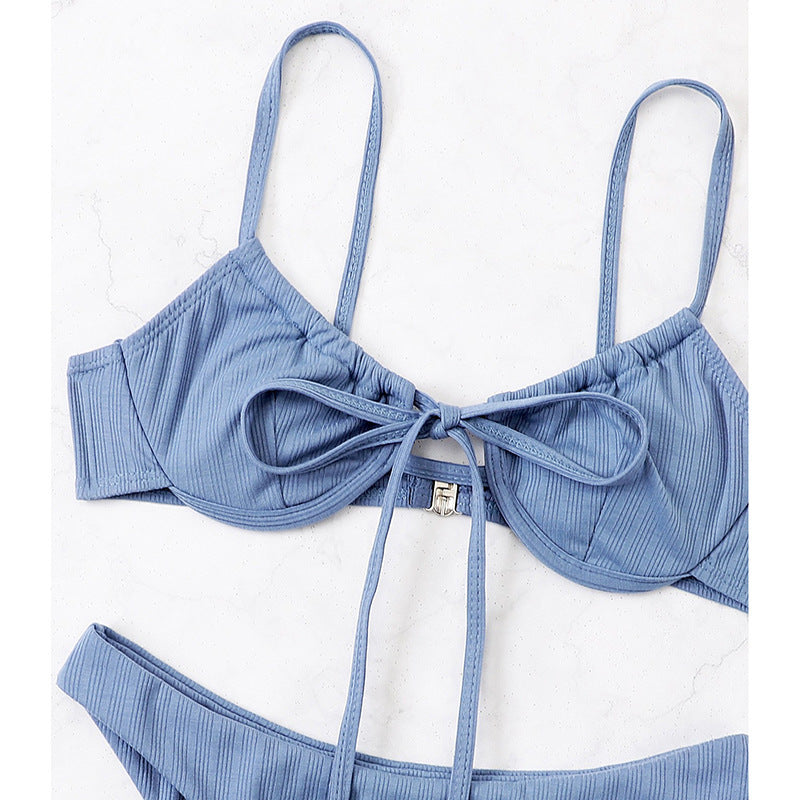 Damen triangel-bikini med justerbara band och charmig knut-detalj Mirla-Eva Jonsson