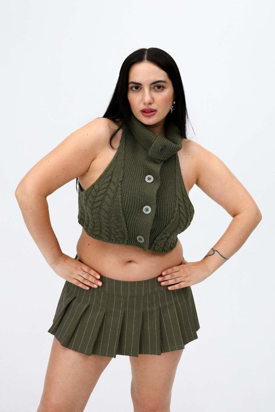 Damen virkat Crop-top med hög krage och knappslå Mirla-Eva Jonsson