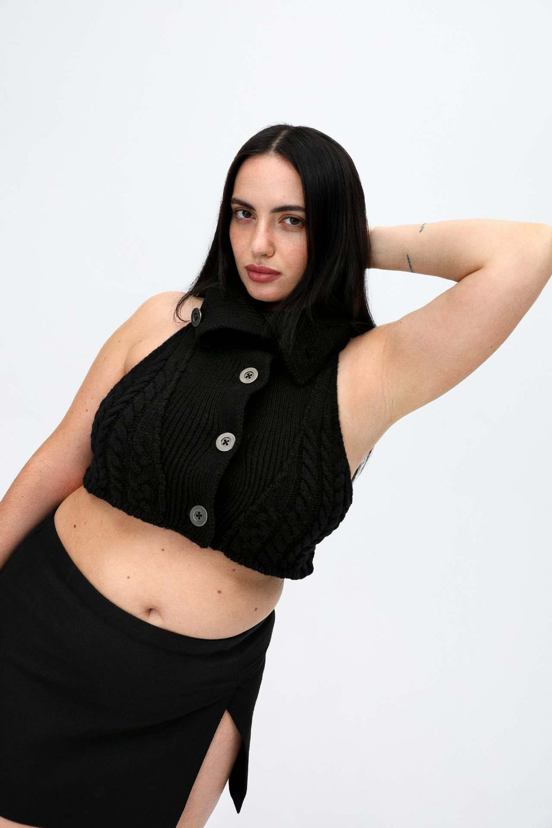 Damen virkat Crop-top med hög krage och knappslå Mirla-Eva Jonsson