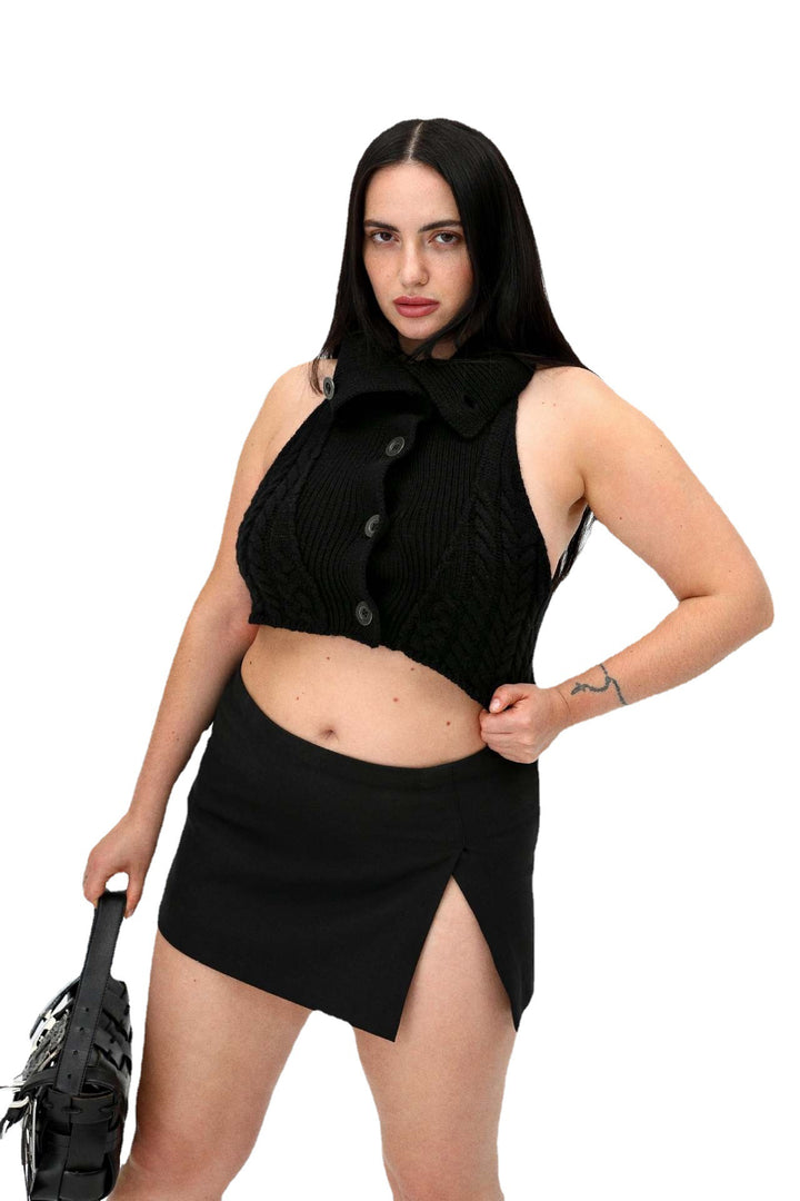Damen virkat Crop-top med hög krage och knappslå Mirla-Eva Jonsson