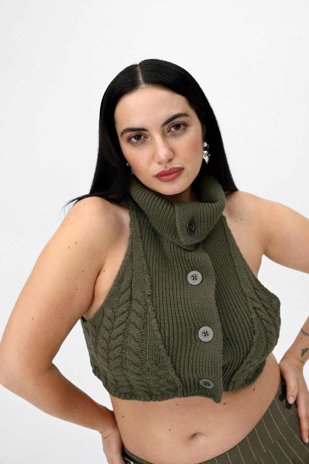 Damen virkat Crop-top med hög krage och knappslå Mirla-Eva Jonsson