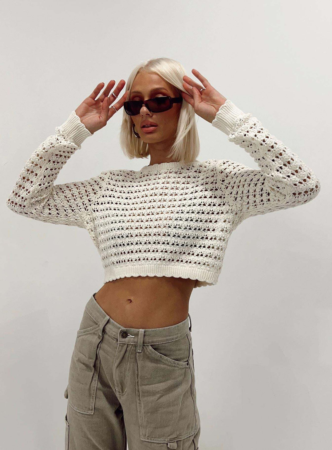 Damen virknad Croptop med trendig hålstruktur Mirla-Eva Jonsson