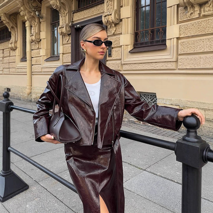 Damenatelier-inspirerat läderklänning med figursydd passform och chic bälte Mirla-Eva Jonsson