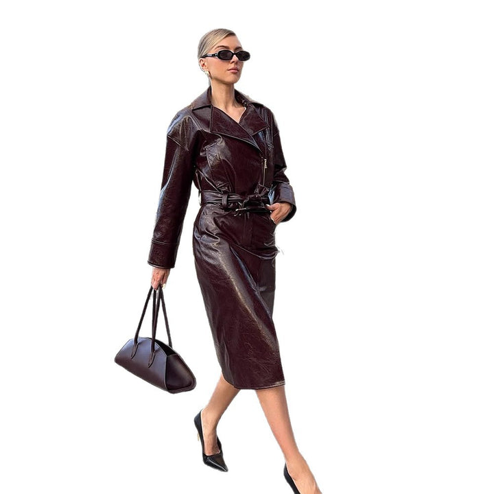 Damenatelier-inspirerat läderklänning med figursydd passform och chic bälte Mirla-Eva Jonsson