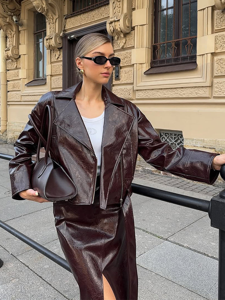 Damenatelier-inspirerat läderklänning med figursydd passform och chic bälte Mirla-Eva Jonsson