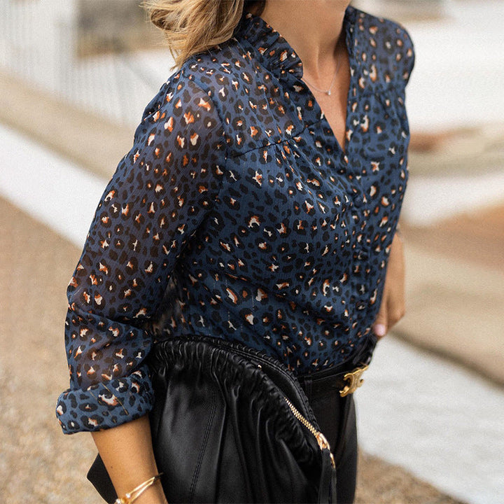 Damenblus med modernt leopardmönster och exklusiv volangkrage Mirla-Eva Jonsson