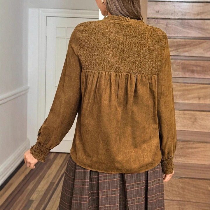 Damenblus med raffinerad volangdetalj och smickrande passform Mirla-Eva Jonsson