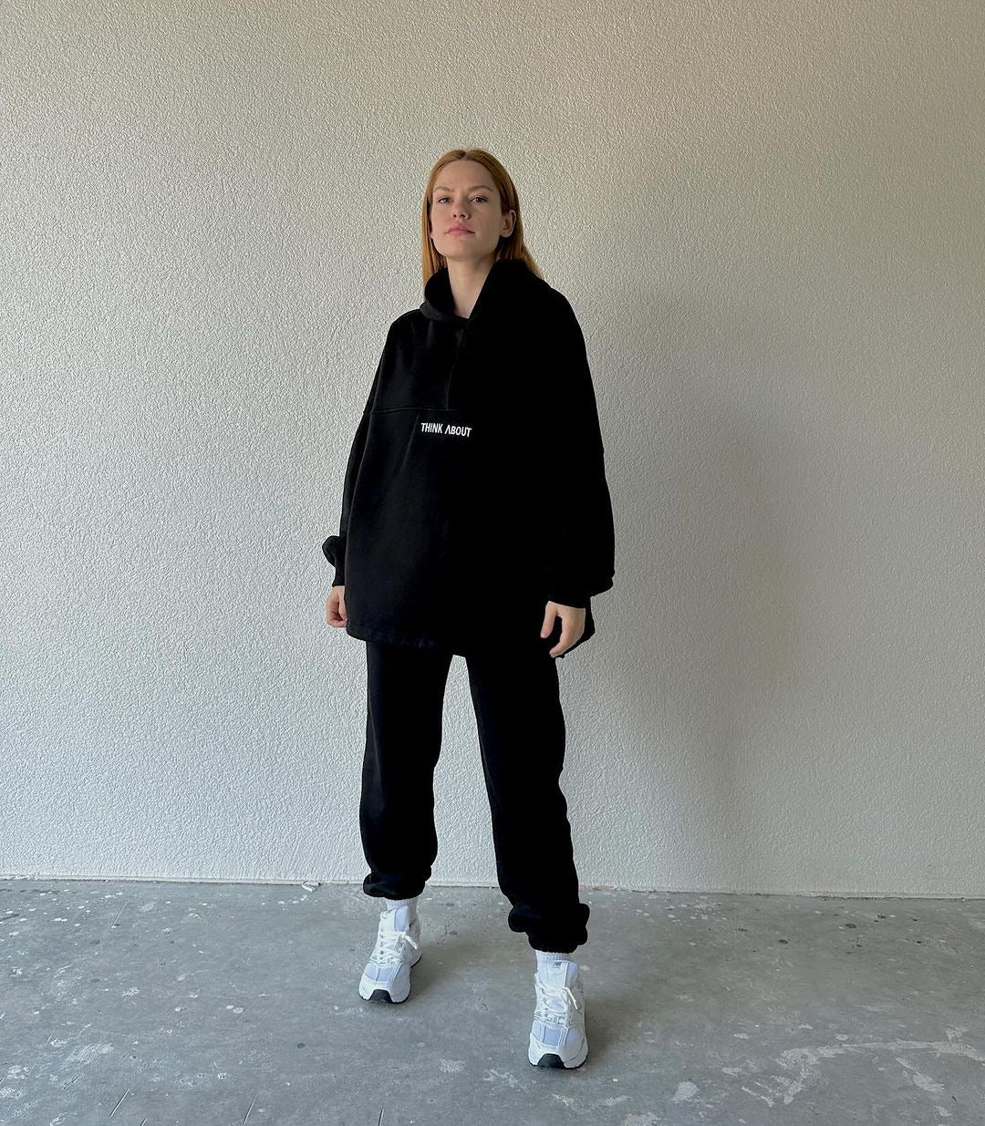 Damens Bekväm Hoodie med Lösen Skärning och Praktiska Kängurufickor Mirla-Eva Jonsson