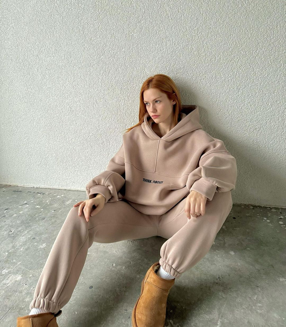 Damens Bekväm Hoodie med Lösen Skärning och Praktiska Kängurufickor Mirla-Eva Jonsson