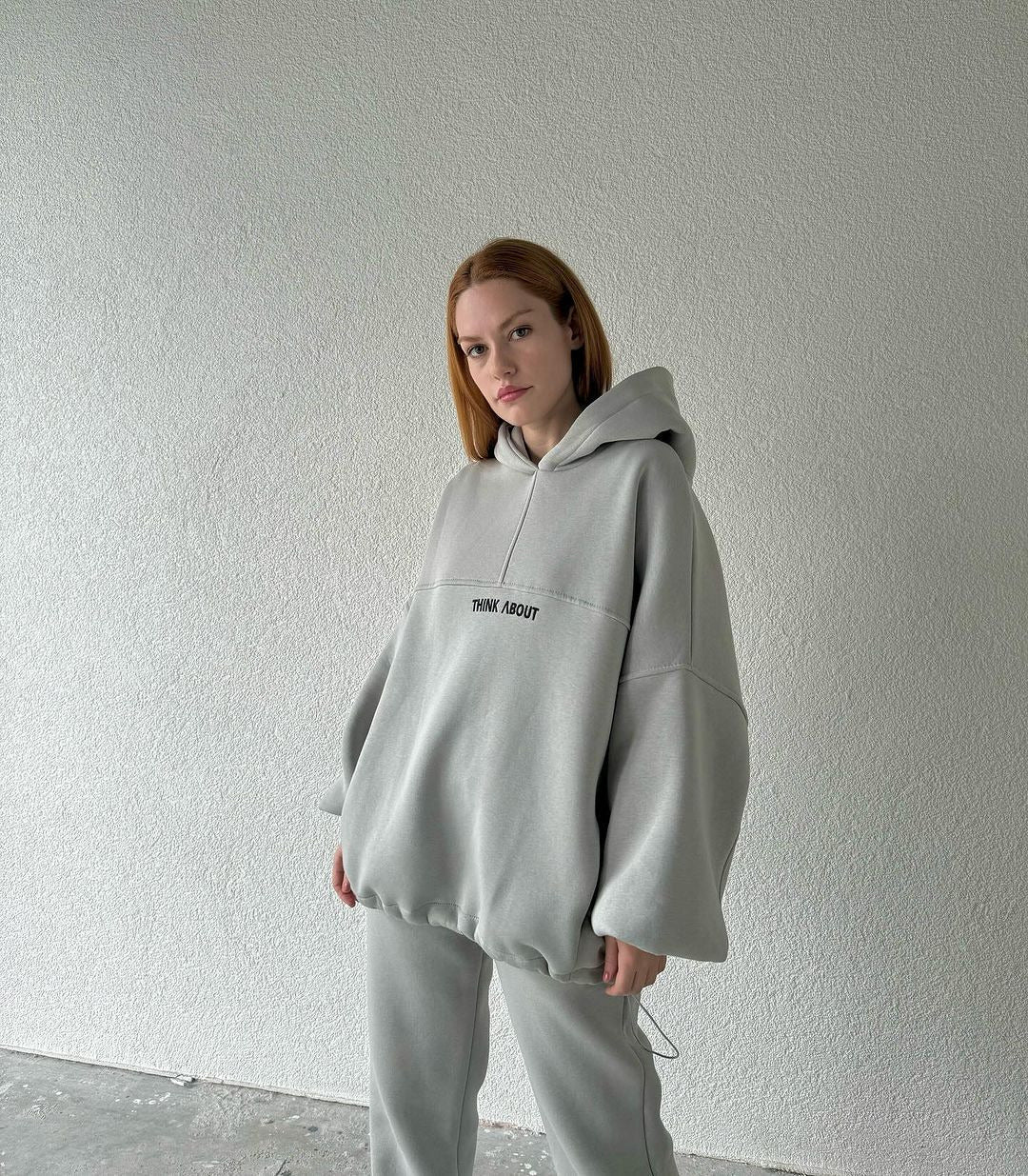 Damens Bekväm Hoodie med Lösen Skärning och Praktiska Kängurufickor Mirla-Eva Jonsson