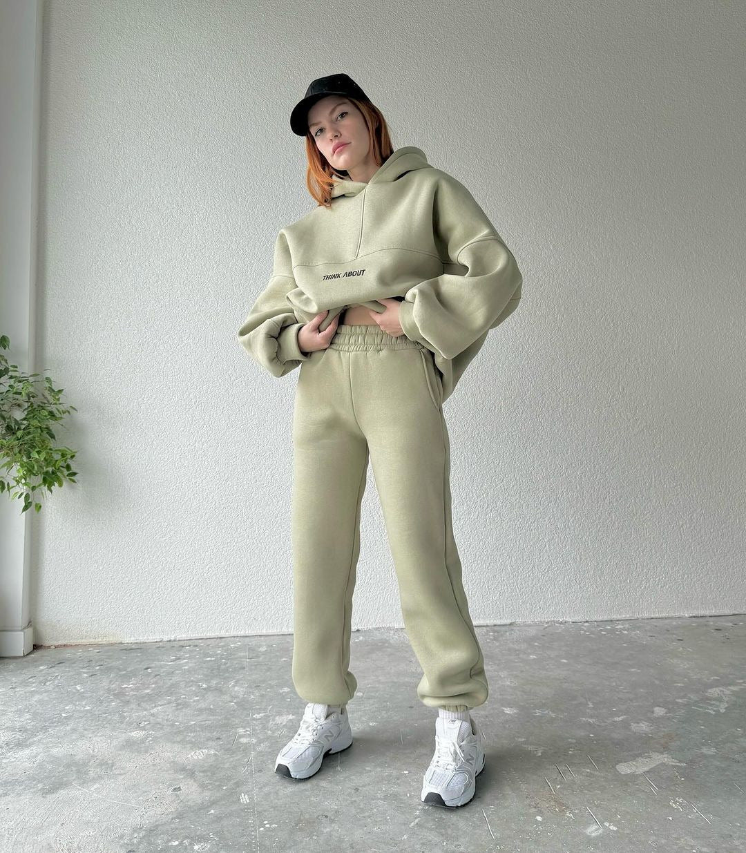 Damens Bekväm Hoodie med Lösen Skärning och Praktiska Kängurufickor Mirla-Eva Jonsson