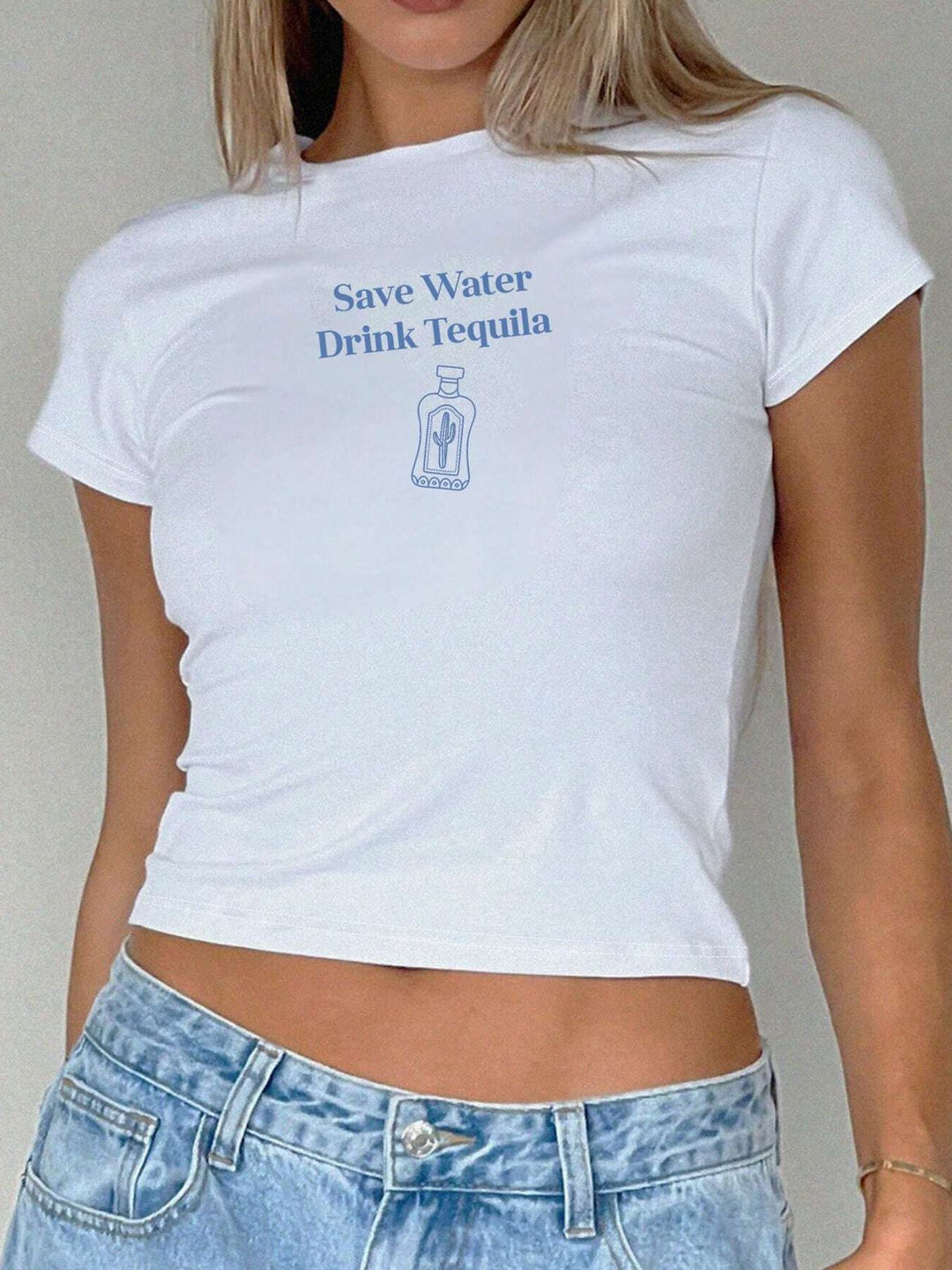 Damens Crop-T-shirt med konstnärligt statementtryck Mirla-Eva Jonsson
