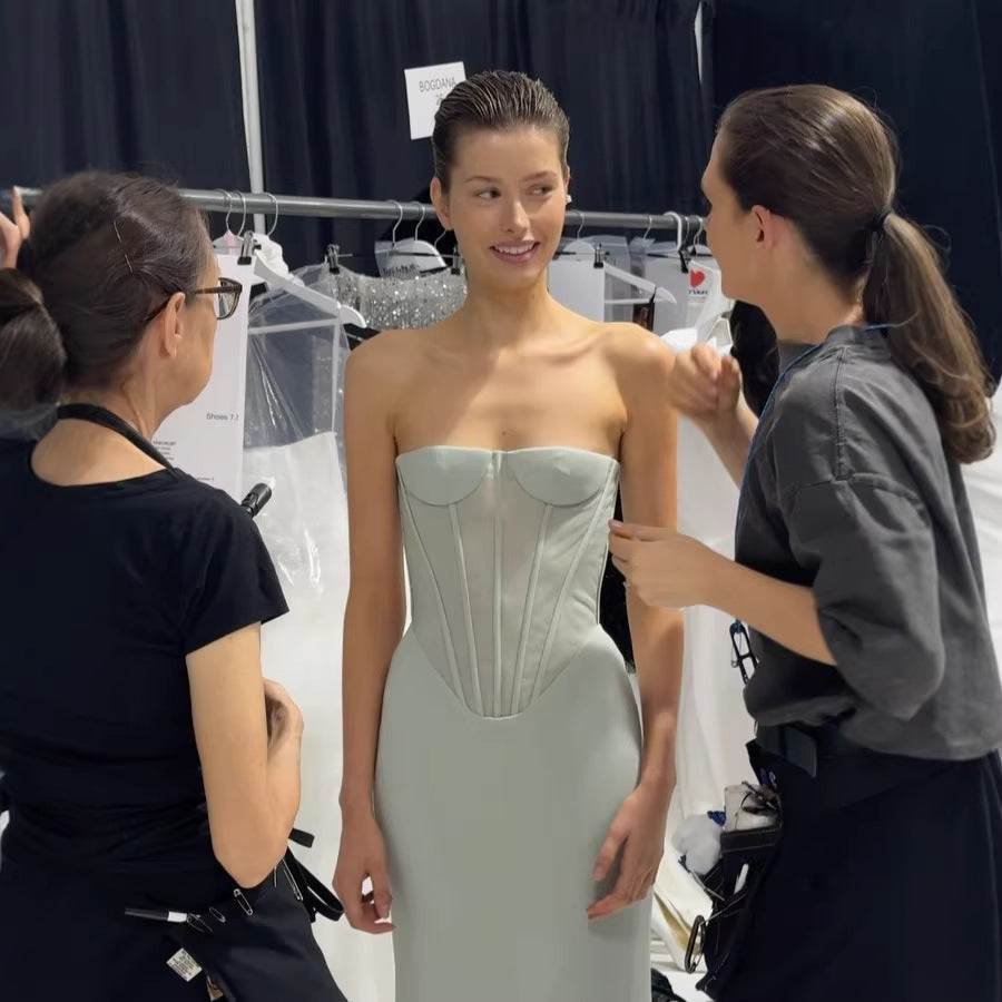 Damens Elegant Maxikleid mit schulterfreiem Design und raffinierter Bustierpartie Mirla-Eva Jonsson