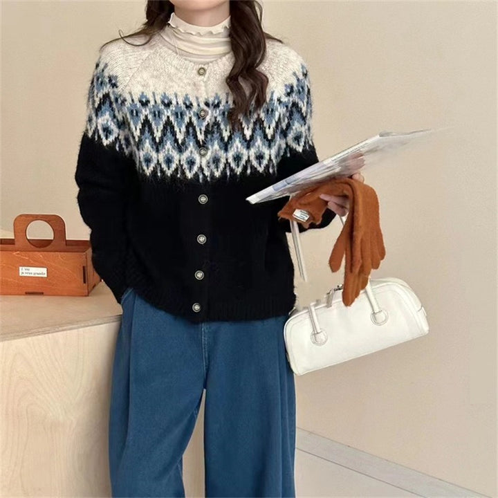 Damens Grobstrick Cardigan med Geometriskt Fair-Isle-Mönster och Elegant Knapplist Mirla-Eva Jonsson
