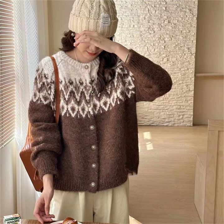 Damens Grobstrick Cardigan med Geometriskt Fair-Isle-Mönster och Elegant Knapplist Mirla-Eva Jonsson