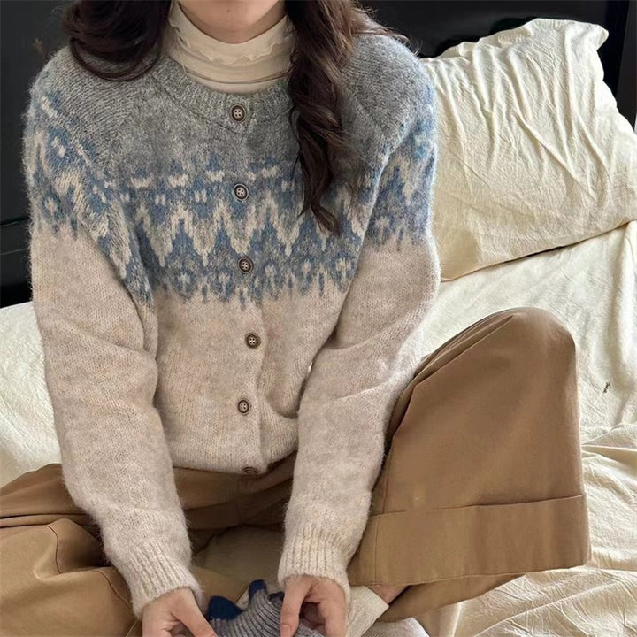 Damens Grobstrick Cardigan med Geometriskt Fair-Isle-Mönster och Elegant Knapplist Mirla-Eva Jonsson