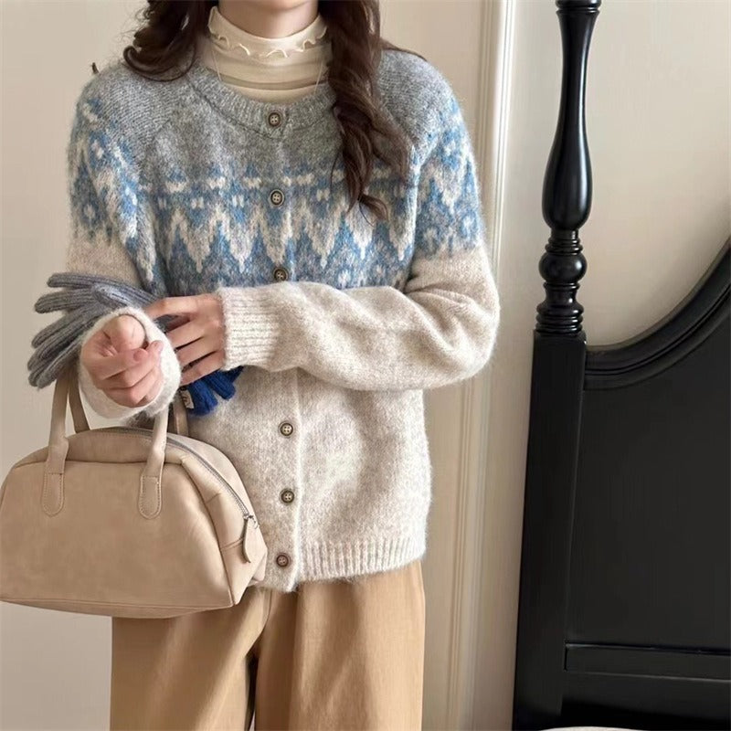 Damens Grobstrick Cardigan med Geometriskt Fair-Isle-Mönster och Elegant Knapplist Mirla-Eva Jonsson