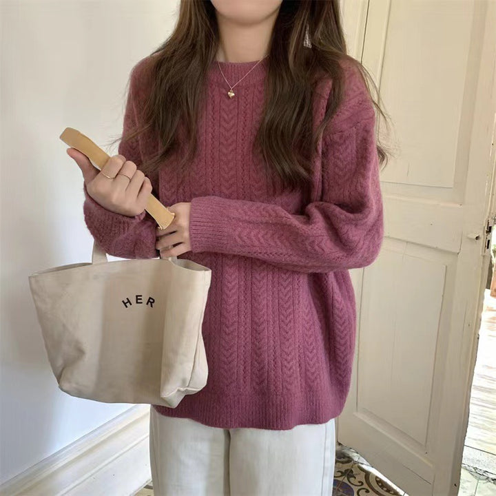 Damens Grovstickad Tröja med Modernt Flätmönster och Hög Rundhalsscut Mirla-Eva Jonsson