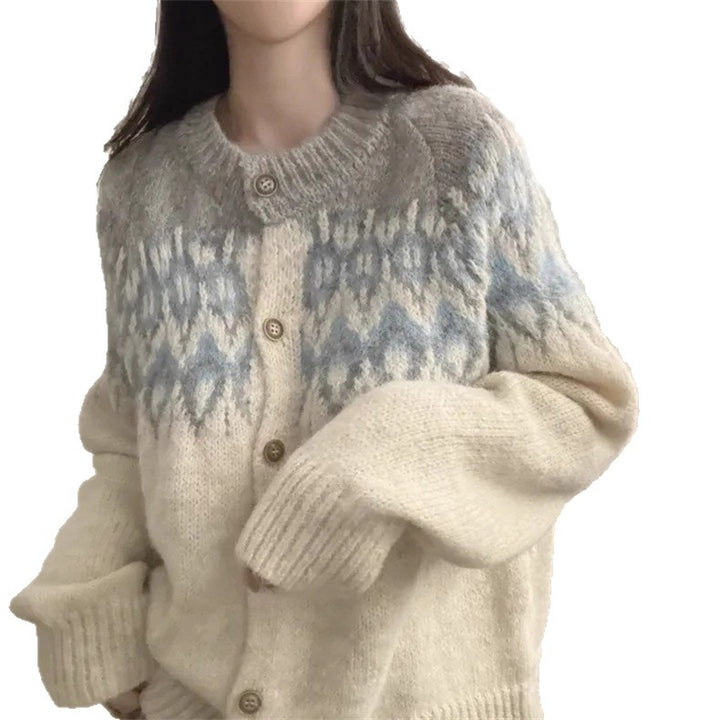 Damens Grovstickad cardigan med dekorativt geometriskt mönster och knapppdetaljer Mirla-Eva Jonsson