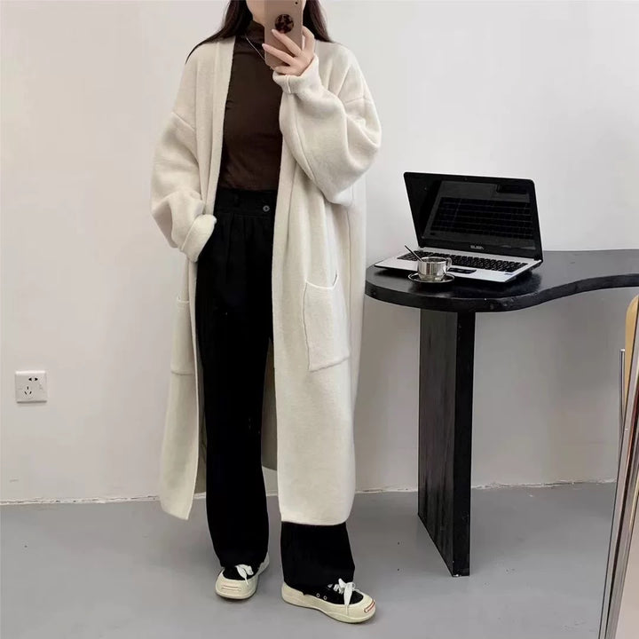 Damens Lång Oversized Stickad cardigan med praktiska fickor och breda ärmar Eva Jonsson-Eva Jonsson