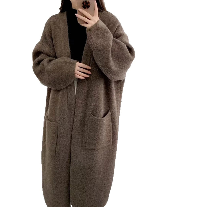 Damens Lång Oversized Stickad cardigan med praktiska fickor och breda ärmar Eva Jonsson-Eva Jonsson