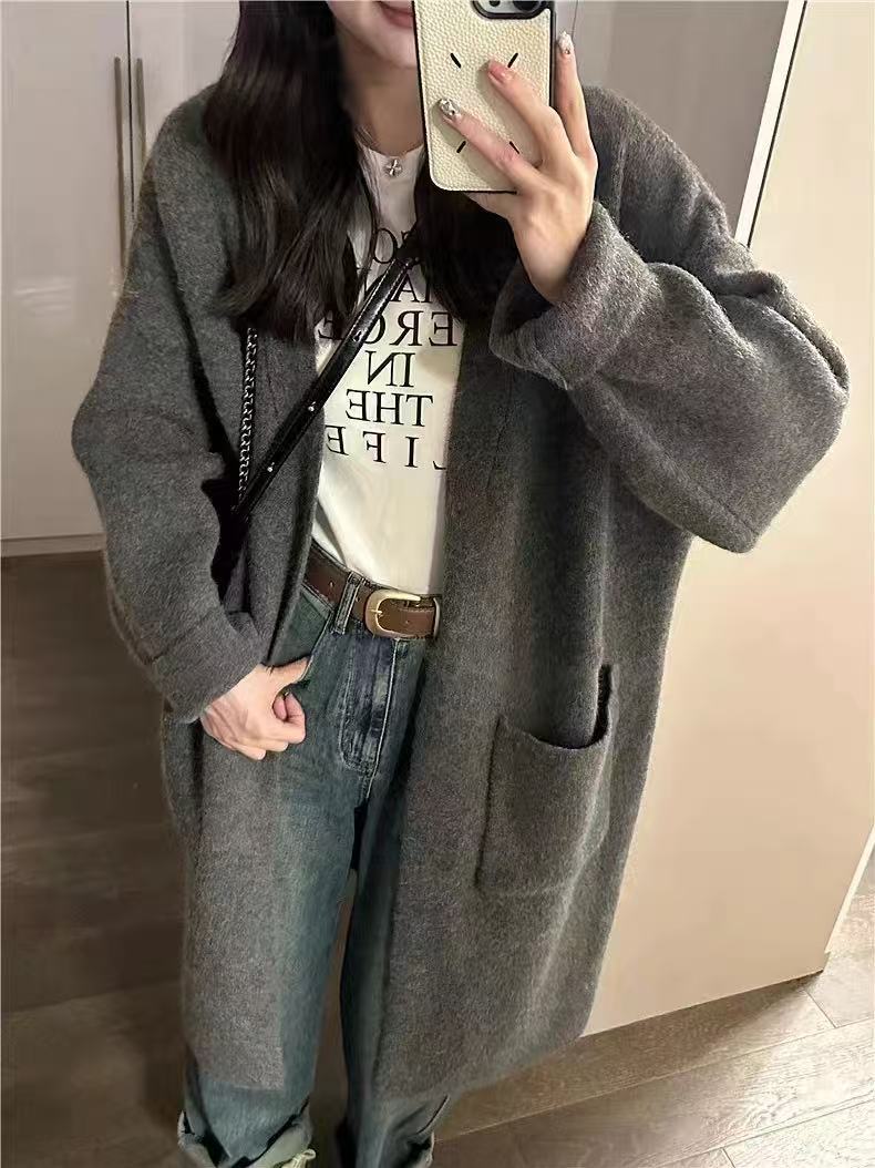 Damens Lång Oversized Stickad cardigan med praktiska fickor och breda ärmar Eva Jonsson-Eva Jonsson
