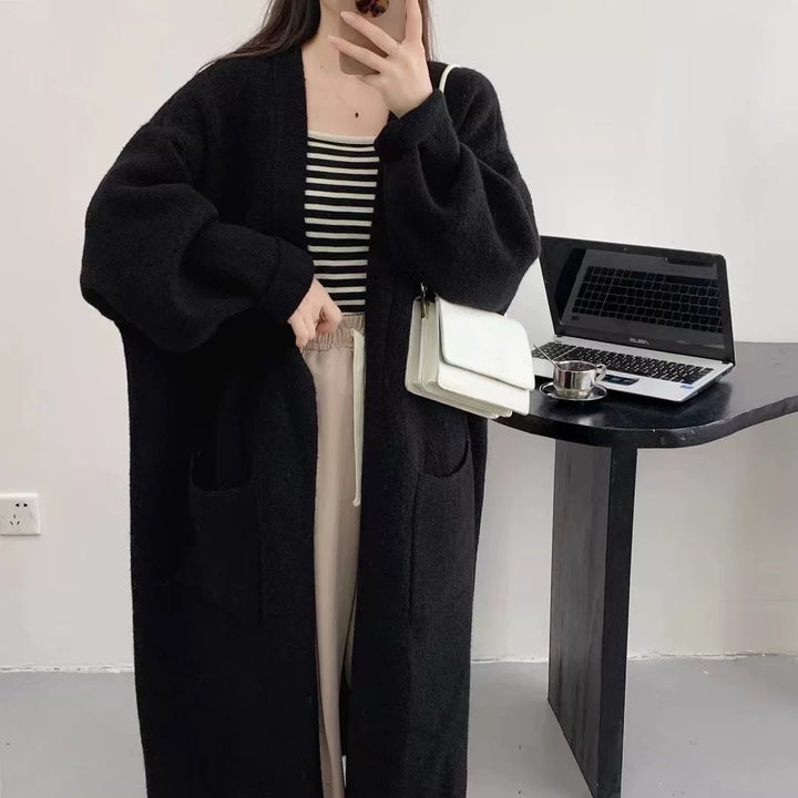 Damens Lång Oversized Stickad cardigan med praktiska fickor och breda ärmar Eva Jonsson-Eva Jonsson