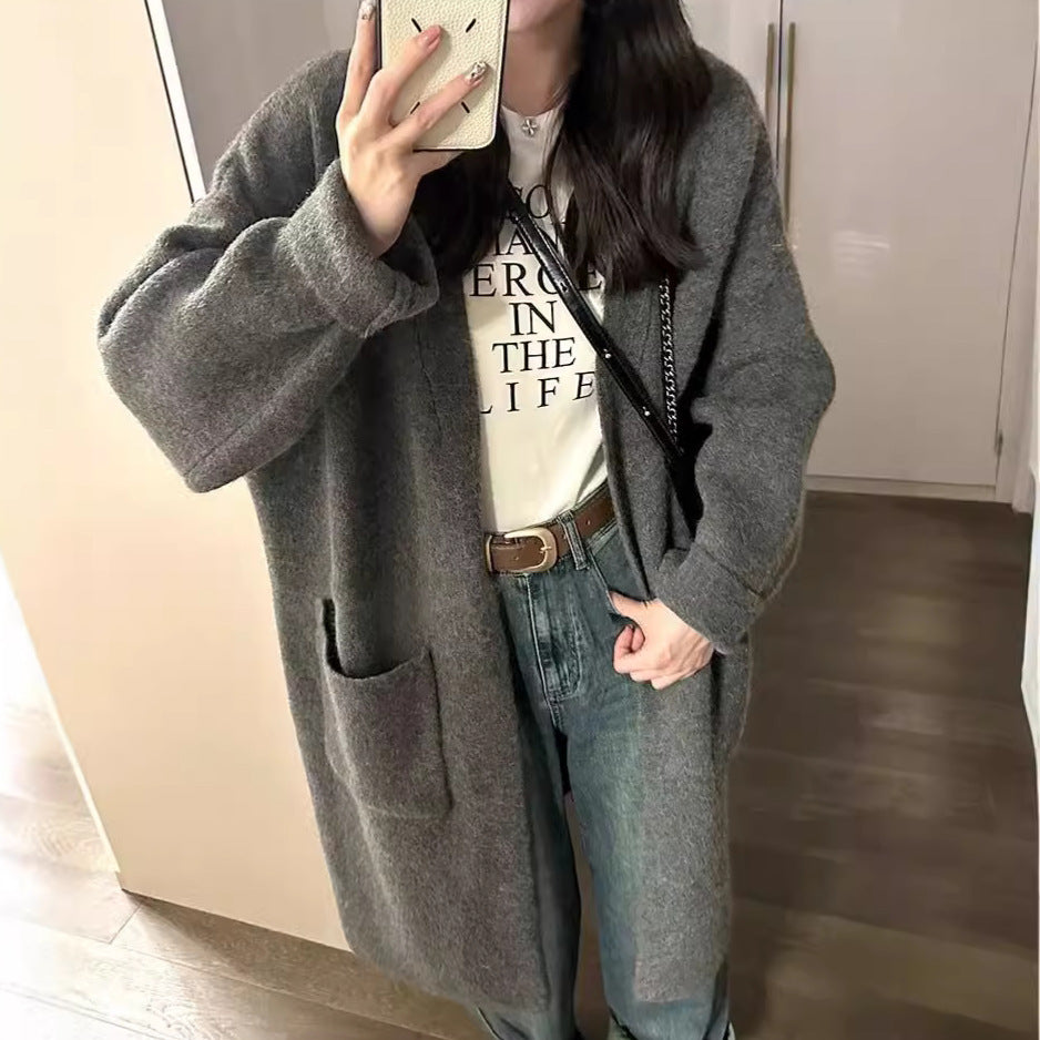 Damens Lång Oversized Stickad cardigan med praktiska fickor och breda ärmar Eva Jonsson-Eva Jonsson