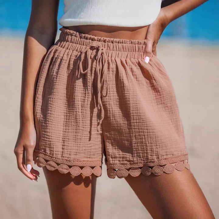 Damens Loose Short med Elastisk Midja och Dekorativ Häkelavslutning Mirla-Eva Jonsson