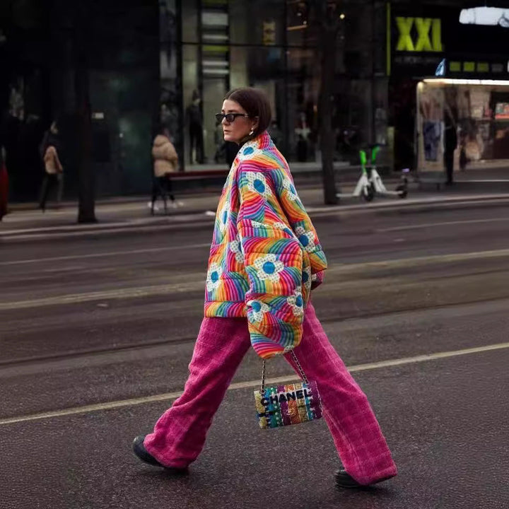 Damens Vadderad Överdimensionerad Jacka med Färgglad Blomdesign och Rymliga Fickor Mirla-Eva Jonsson