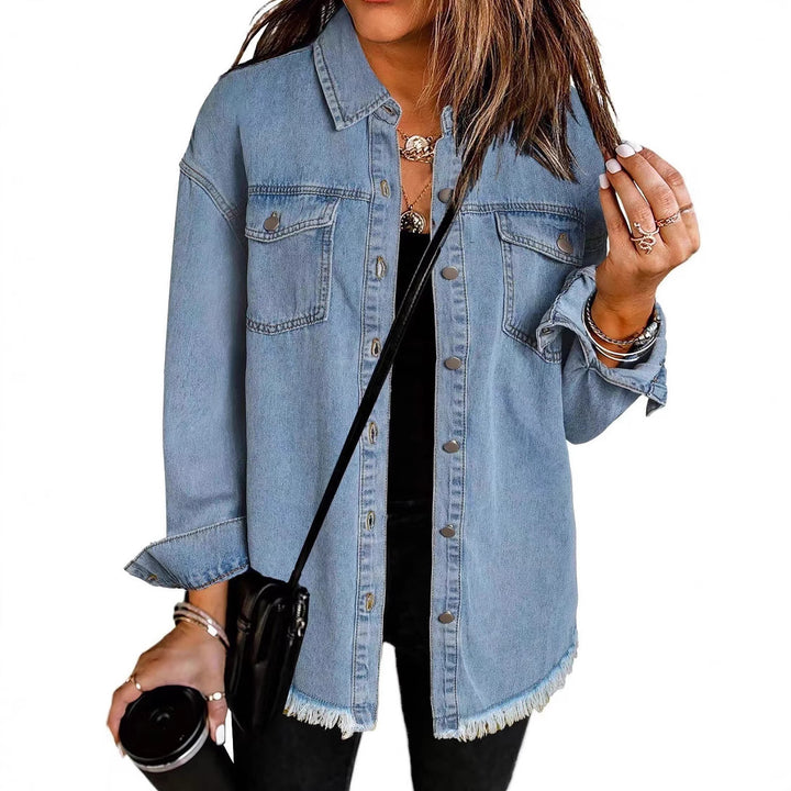Damens avslappnad denimskjorta med fransiga fållar och praktiska bröstfickor Eva Jonsson-Eva Jonsson