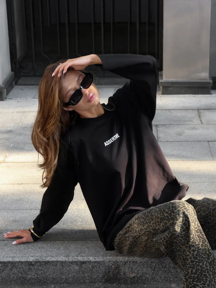 Damens avslappnad sweatshirt med modern text och oversize-snitt Mirla-Eva Jonsson