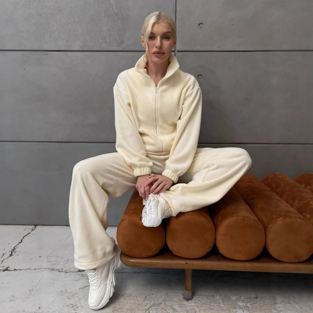 Damens avslappnade fleece-träningsdräkt med hög krage och praktisk dragkedja Mirla-Eva Jonsson