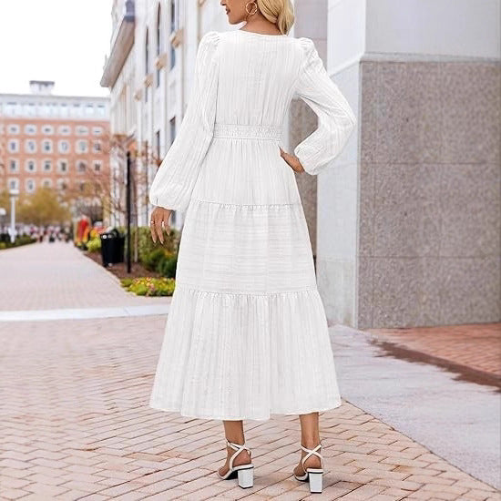 Damens avslappnade maxiklänning med ruffles detaljer och djup V-ringning Mirla-Eva Jonsson