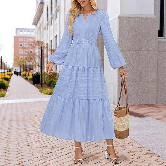 Damens avslappnade maxiklänning med ruffles detaljer och djup V-ringning Mirla-Eva Jonsson