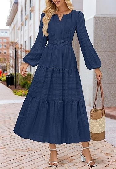 Damens avslappnade maxiklänning med ruffles detaljer och djup V-ringning Mirla-Eva Jonsson