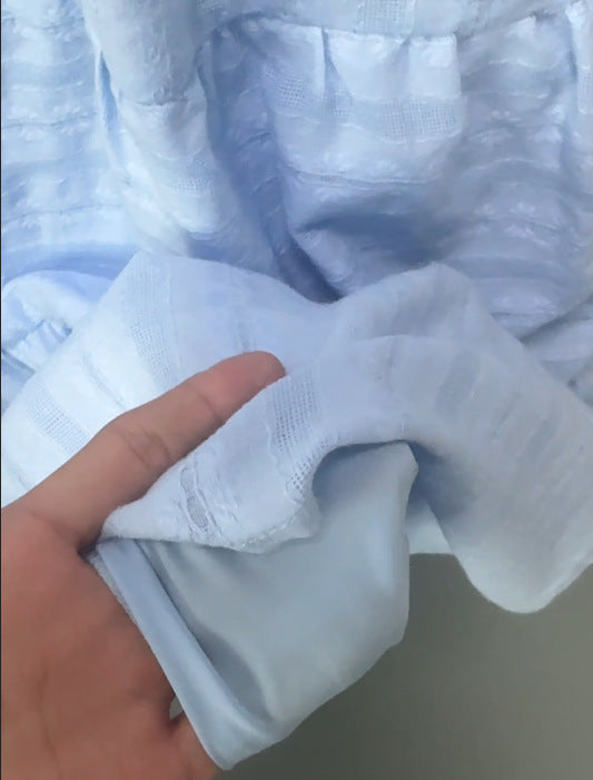 Damens avslappnade maxiklänning med ruffles detaljer och djup V-ringning Mirla-Eva Jonsson