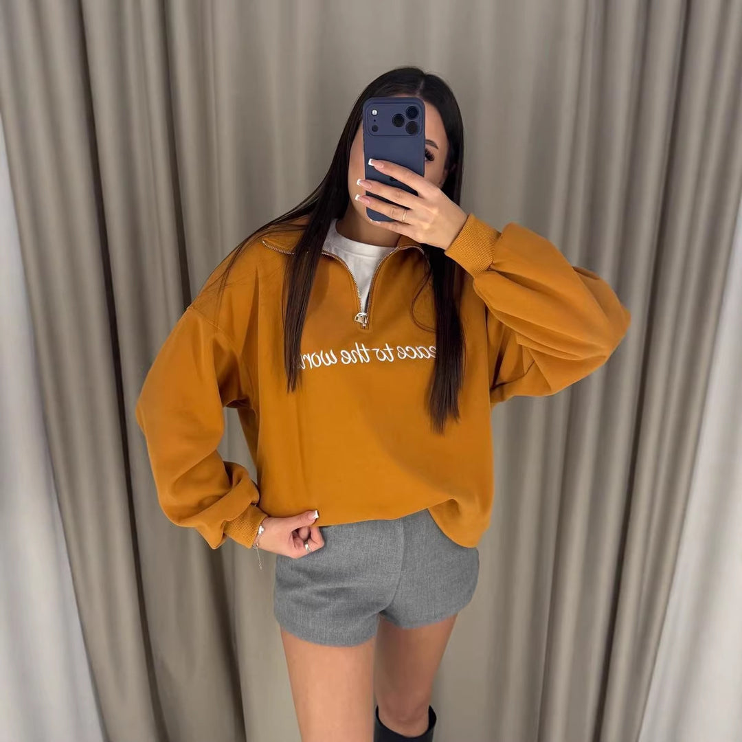 Damens avslappnade sweatshirt med hög krage och inspirerande text Mirla-Eva Jonsson