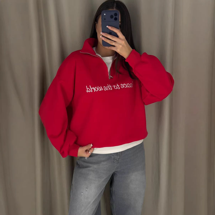 Damens avslappnade sweatshirt med hög krage och inspirerande text Mirla-Eva Jonsson